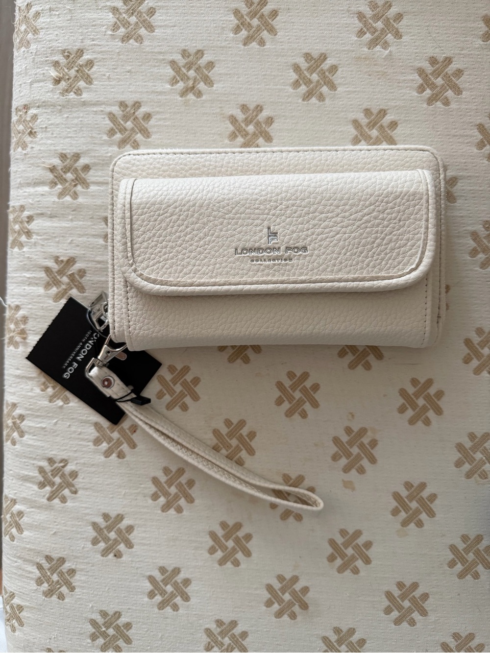 London Fog Cream Pebble Leather Wristlet Card Holder